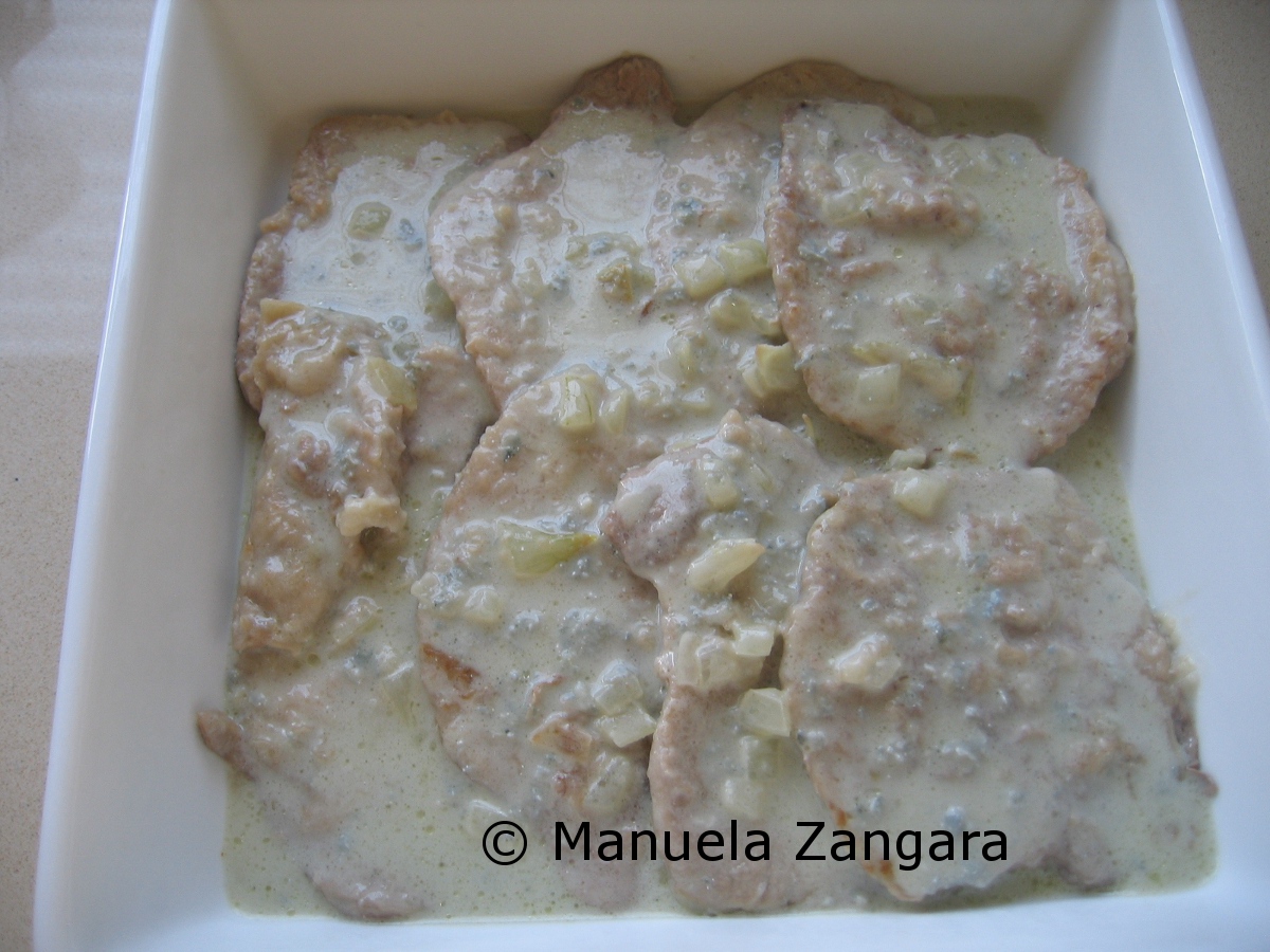Baked pork scaloppine with gorgonzola