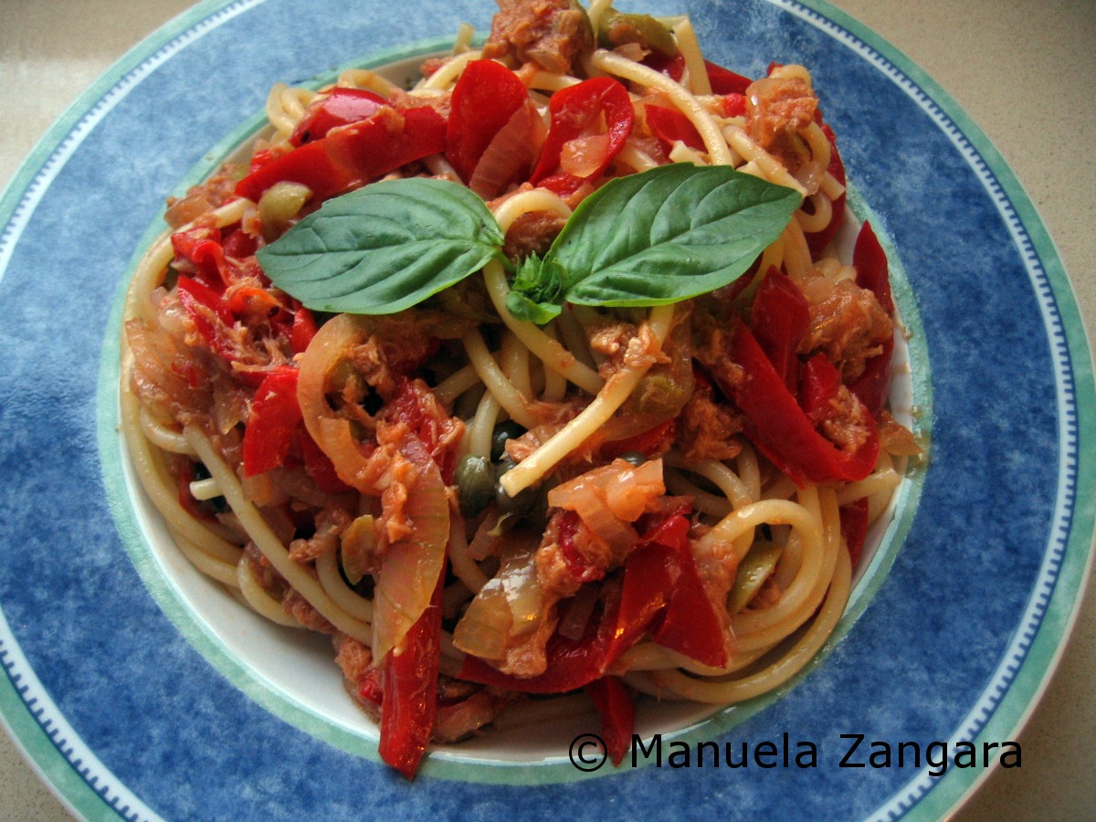 Spaghetti with tuna and capsicum