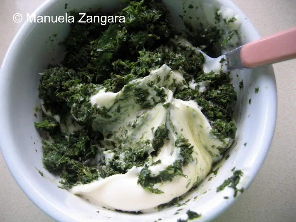 Mint mixture and mayonnaise in a bowl before combining.