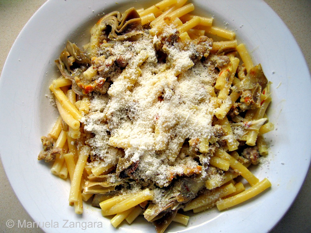 Pasta with sausage, artichokes and saffron