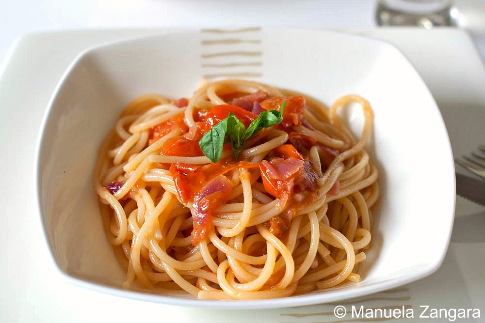 Spaghetti with cherry tomatoes and anchovies