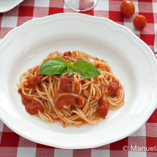 Spaghetti with fresh tomato sauce