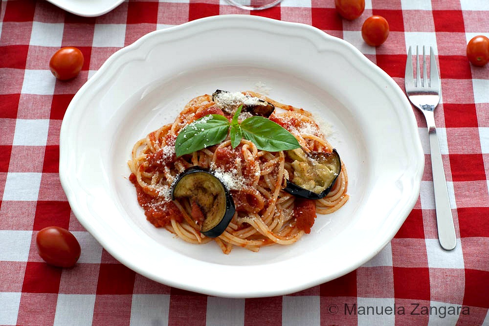 Spaghetti with fresh tomato sauce
