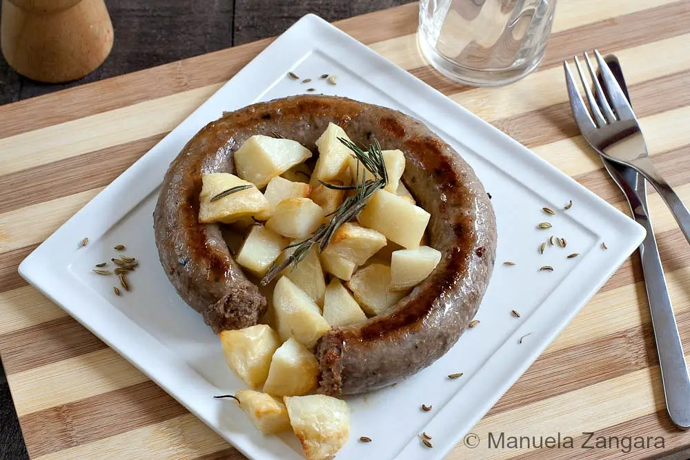 Sicilian sausage with fennels on a plate.