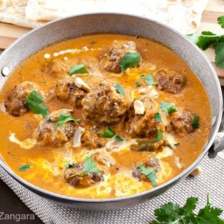 Cooked lamb koftas in rich curry sauce.