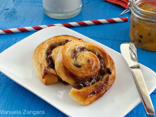 pain-aux-raisins-served-on-