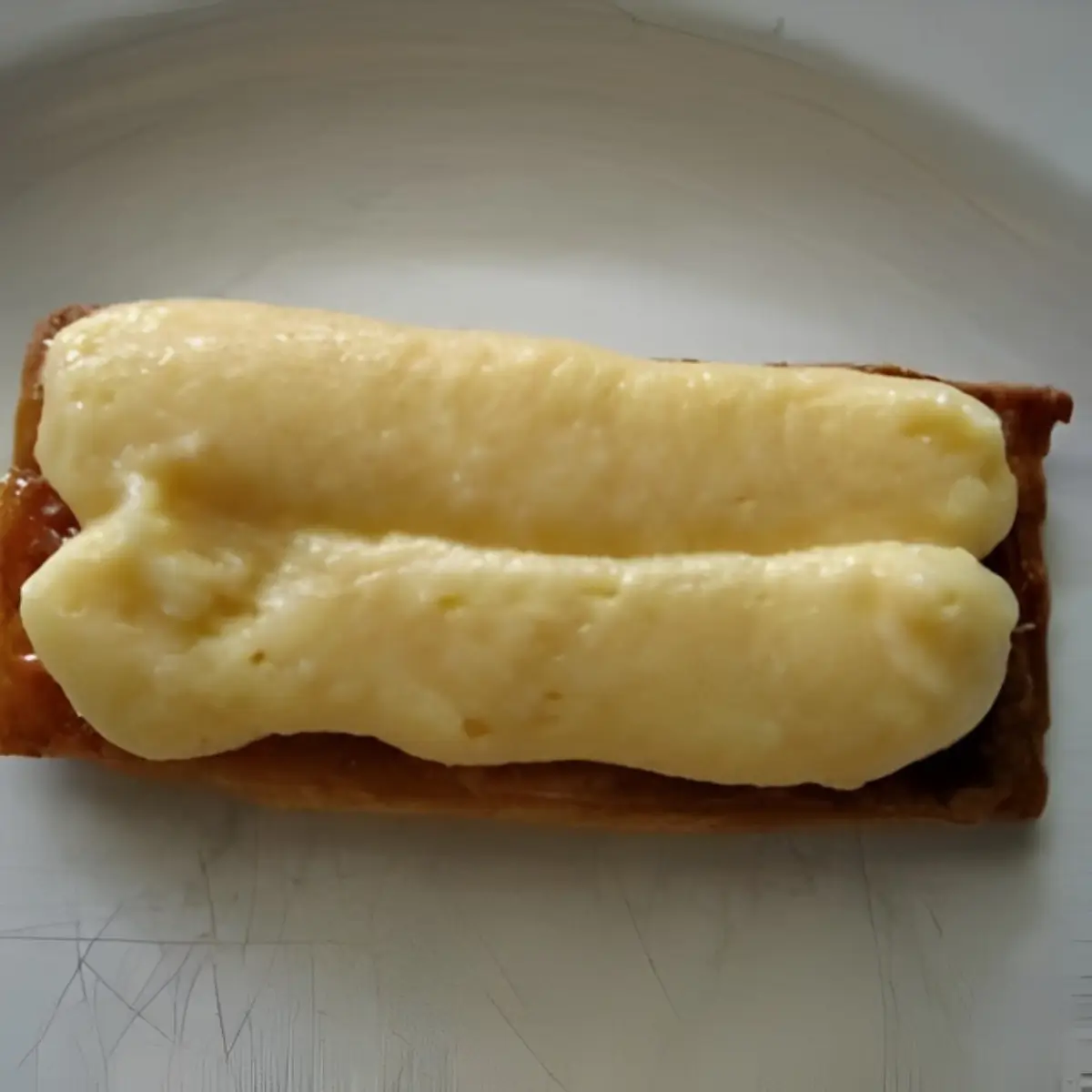 Puff pastry rectangle topped with piped crème pâtissière.