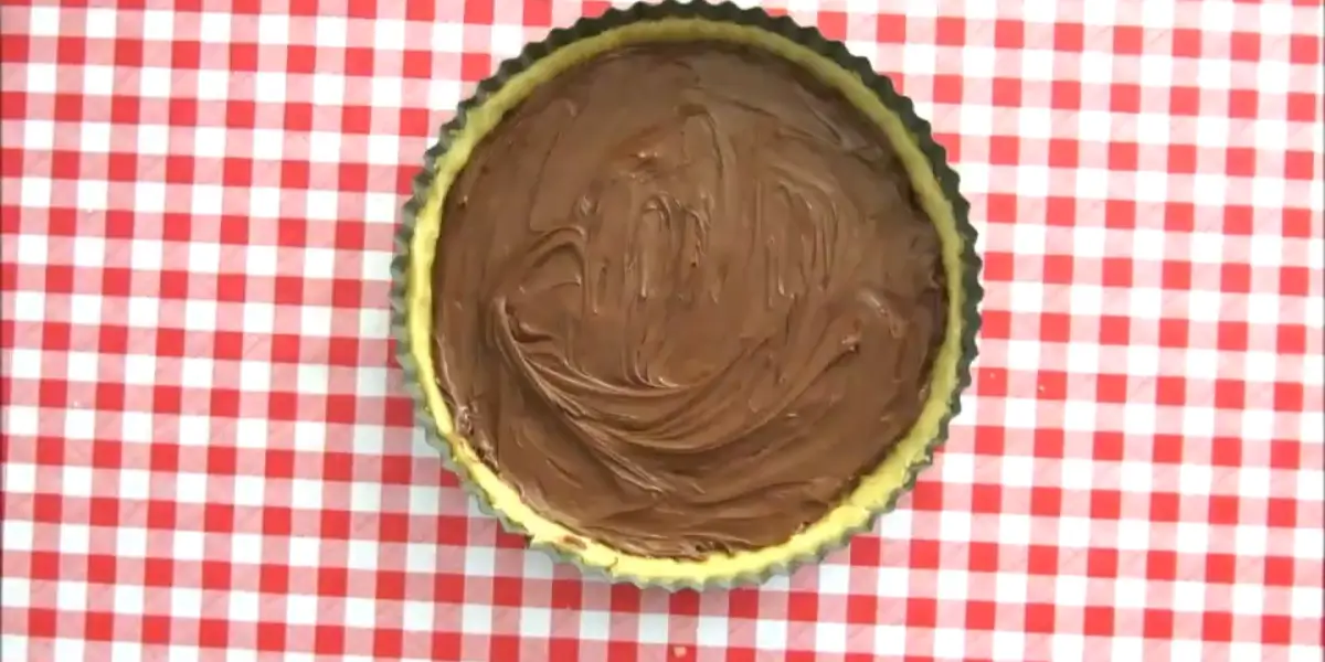 Tart shell filled with a smooth layer of Nutella.