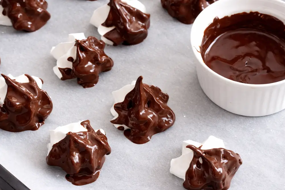 Chocolate-coated meringues with crisp edges and smooth chocolate layer 